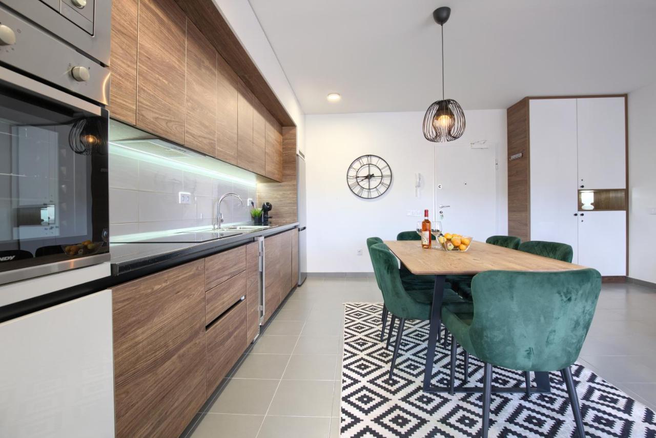 Beautiful Two-Bedroom Seaside Apartment In Premantura Exterior foto
