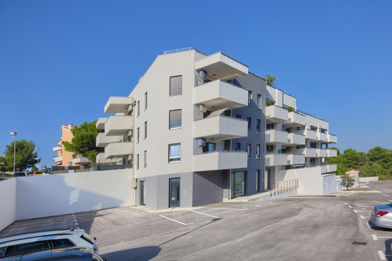 Beautiful Two-Bedroom Seaside Apartment In Premantura Exterior foto
