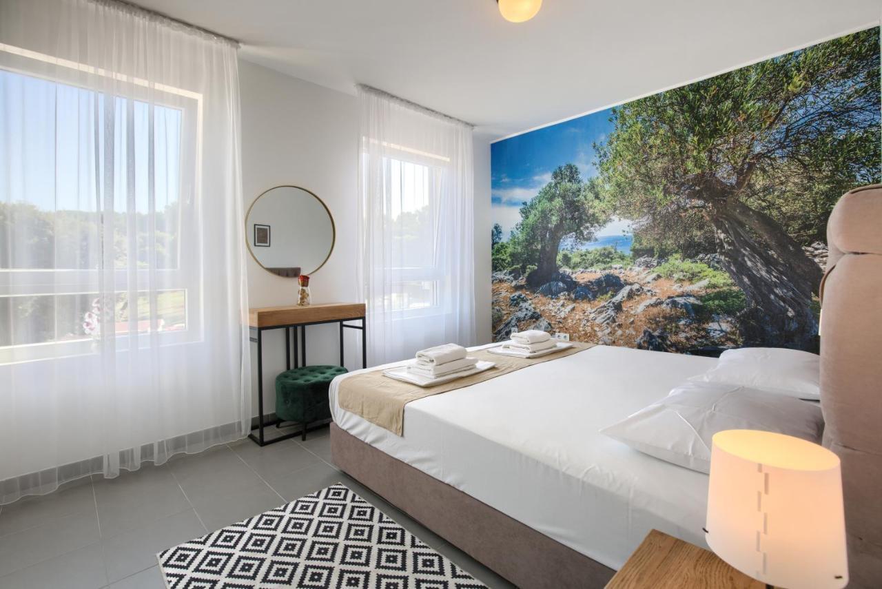 Beautiful Two-Bedroom Seaside Apartment In Premantura Exterior foto