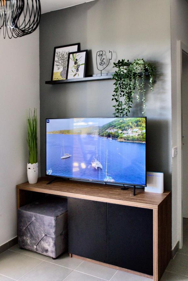Beautiful Two-Bedroom Seaside Apartment In Premantura Exterior foto