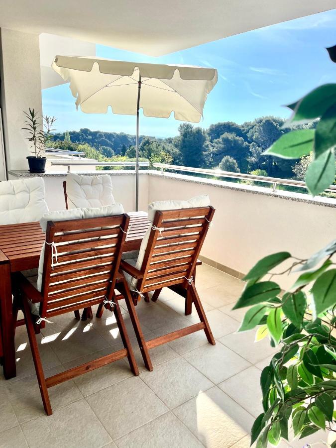 Beautiful Two-Bedroom Seaside Apartment In Premantura Exterior foto